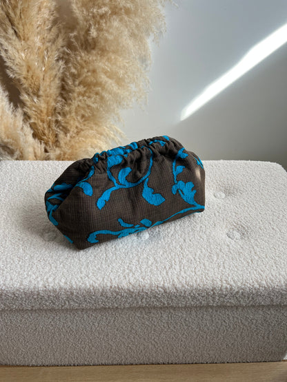 Marrone con foglie turchesi